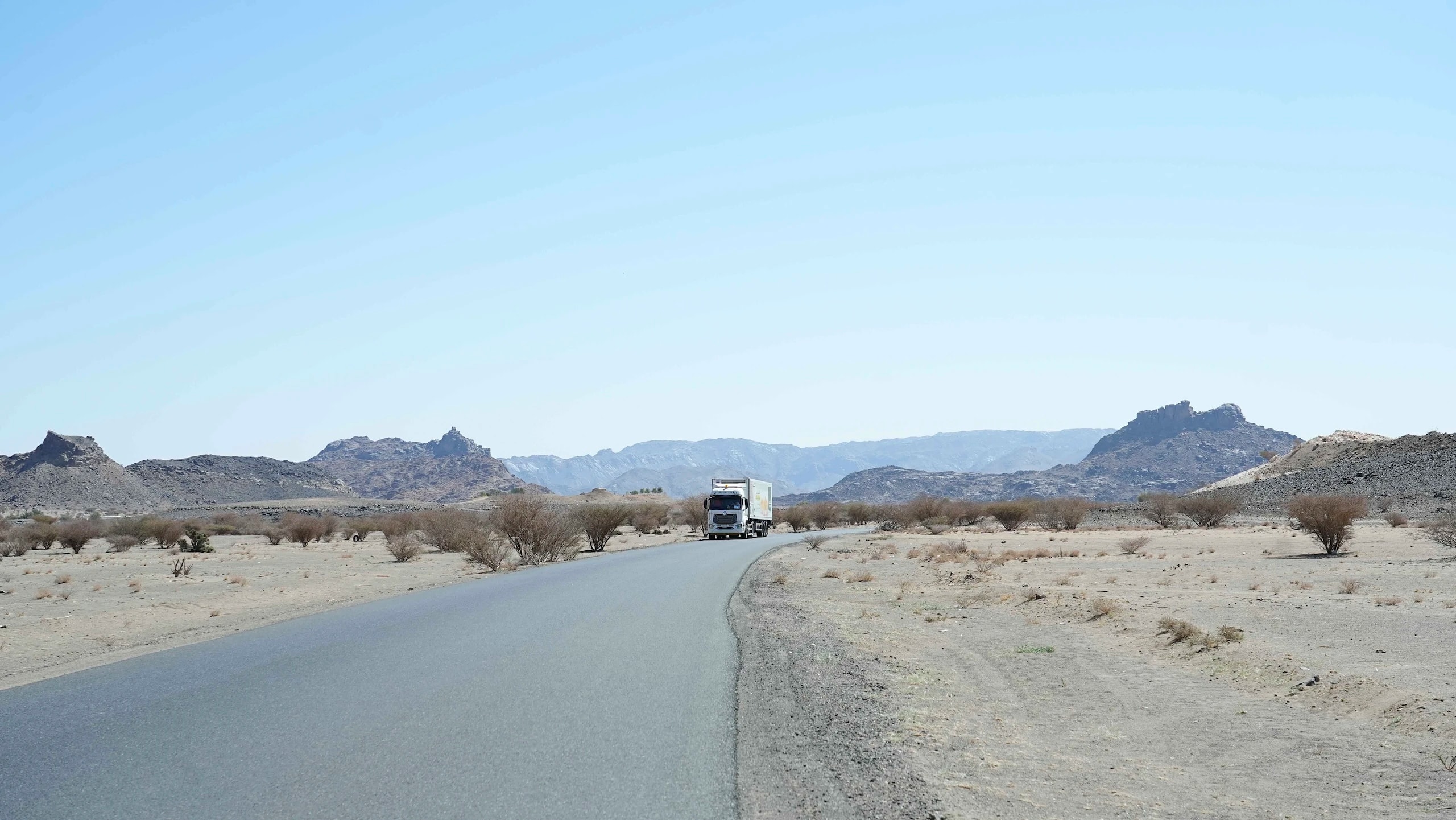 Heering trailer in a dry landscape